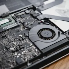 Vue rapprochée des composants internes d'un ordinateur portable, dont la RAM, essentielle pour la rapidité de traitement.