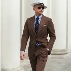 Jaką koszulę wybrać do brązowej marynarki, by wyglądać stylowo?