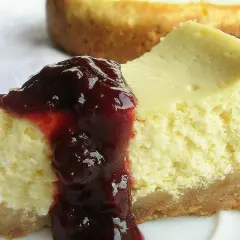 Pyszne ciasto z serka wiejskiego z polewą wiśniową, idealne na deser.