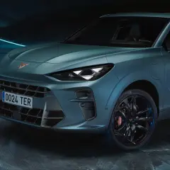 Nowoczesny, matowy, turkusowy Cupra Terramar z czarnymi felgami i miedzianym logo.