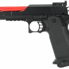 Pistola negra con cañón rojo, lista para el vuelo del águila dorada.