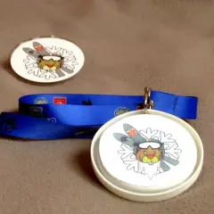 Jak zrobić medal dla dziecka? Dwa okrągłe medale z bobrem narciarzem i niebieska wstążka.