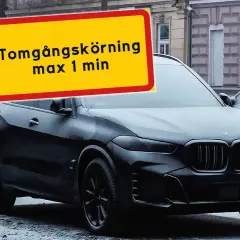 En svart bil står parkerad i snö. En gul skylt med texten "Tomgångskörning max 1 min" antyder hur mycket drar en bil på tomgång.