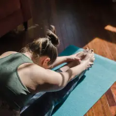 Mujer en postura de yoga, buscando el samadhi significado en la quietud.