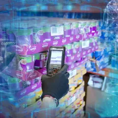 Ręka w rękawiczce skanuje puszki karmy dla kotów. To przykład, jak SSCC (Serial Shipping Container Code) usprawnia logistykę i śledzenie towarów w magazynie.