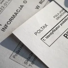 Dokumenty PIT-11 i Poltax, kluczowe dla każdego rezydenta rozliczającego podatki.