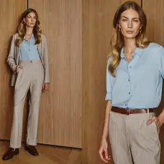 Elegancka stylizacja na spotkanie biznesowe: jasnoniebieska koszula, beżowy garnitur w prążki, brązowy pasek i mokasyny.