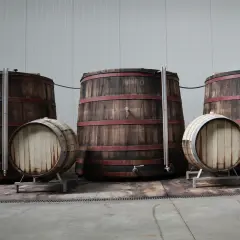 Grandi botti di legno e barili più piccoli, pronti per affinare i pregiati vini lombardi.