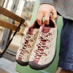 Paire de chaussures en nubuck beige et bordeaux, lacets tressés. Quel animal a inspiré ce style ?