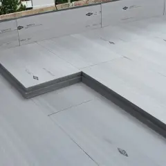Pannelli calpestabili per solai in polistirene estruso, pronti per l'installazione su una copertura.