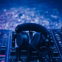 Słuchawki na konsoli DJ-skiej, gotowe do akcji. Czy to będzie kolejna niezapomniana noc z muzyką Tiesto w Polsce?
