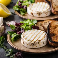 Grillowany ser scamorza, podany z chrupiącym pieczywem, świeżą sałatką i cytryną. Idealny sposób, by jeść ser scamorza!