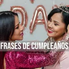 Dos mujeres celebran un cumpleaños. Una lleva una tiara, la otra un vestido brillante. Feliz cumpleaños hija.