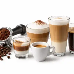 Różne rodzaje kawy, od espresso po mrożone latte, z ziarnami i portafiltrem.