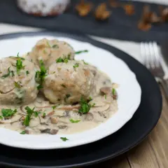 Vegane Semmelknödel in cremiger Pilzrahmsoße, garniert mit frischer Petersilie. Ein herzhaftes Gericht, das Lust auf mehr macht.