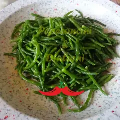 Un piatto di asparagi di mare freschi, verdi e croccanti, pronti per essere gustati.