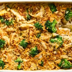 Gratín de pollo y brócoli, una de esas recetas con ingredientes básicos que te sacan de apuros. Cremoso, con trozos de pollo deshebrado, brócoli y una cobertura crujiente.