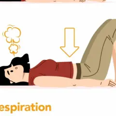 Femme allongée, souffle expiré symbolisé par des volutes. Exercice de respiration pour la rééducation périnée.