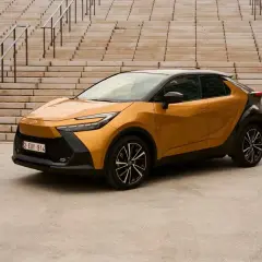Złoty Toyota C-HR Hybrid. Sprawdź atrakcyjną **toyota hybryda cena** i wybierz swój wymarzony model.