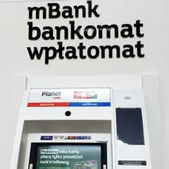 Bankomat mBank z funkcją wpłatomatu. Sprawdź, ile można wpłacić we wpłatomacie mBank, by wygodnie zasilić konto.