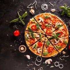 Apetyczna pizza z pomidorami i bazylią. Czy pizza jest zdrowa? Zależy od składników!