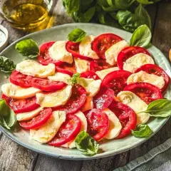 Frische Tomaten und Mozzarella, arrangiert als klassische Caprese. Ein einfaches, aber köstliches Gericht, das die Aromen Italiens feiert.