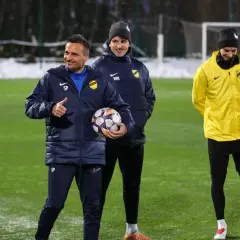 Trener z piłką i drużyna na boisku. Czekają na wieczyste transfery i nowe wyzwania.