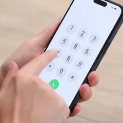 Dłoń wybiera numer na telefonie. Czy to połączenie alarmowe? "Ice co to?" - może ktoś pyta o pomoc.