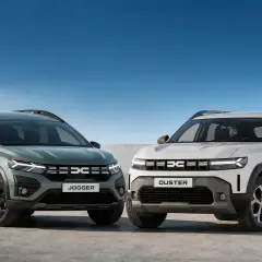 Dwa nowe modele Dacia, Jogger i Duster, prezentują się obok siebie. Dacia hybrid wkracza w nową erę.