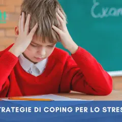 Bambino stressato con le mani tra i capelli, davanti a una lavagna con la parola "Exam". Impara strategie di coping per gestire lo stress.