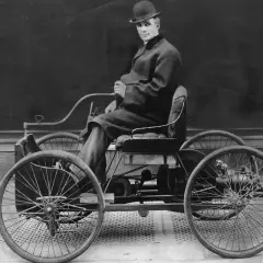 Henry Ford w swoim pierwszym samochodzie, Quadricycle. Początek historii Forda.