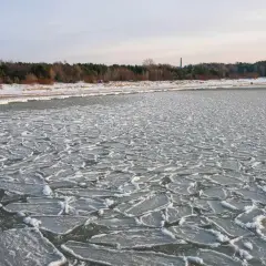 Lodowy krajobraz Bałtyku, który choć nie jest oceanem, zimą potrafi zamarznąć, tworząc takie widoki.
