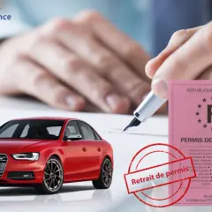 Une voiture rouge, un permis de conduire français et un tampon "Retrait de permis" suggèrent des problèmes avec la **suspension de permis et assurance**.