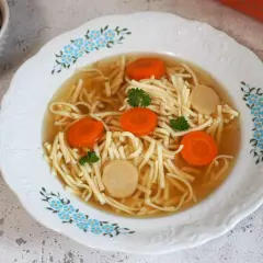 Aksamitny rosół z kaczki z makaronem, marchewką i kawałkami mięsa. Idealny na chłodne dni.