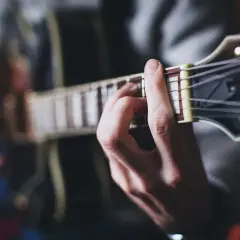 Muzyka klasyczna w filmach: jak wzbogaca kinowe doświadczenia?