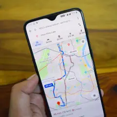 Telefon z mapą Google pokazuje trasę, jak zmienić lokalizację w telefonie, aby dotrzeć do celu.