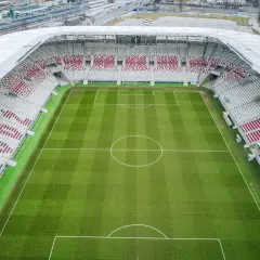 Stadion ŁKS z lotu ptaka, zielona murawa i puste trybuny. Pojemność stadionu robi wrażenie.