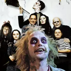 Rodzina Addamsów i Beetlejuice, bohaterowie kultowej czarnej komedii, pozują do wspólnego zdjęcia.