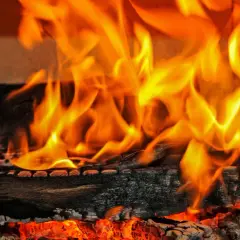 Glühende Kohlen und Flammen zeigen den hohen **erle brennwert** eines Kaminfeuers.