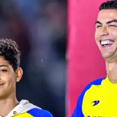 Uśmiechnięty Cristiano Ronaldo i jego syn, Cristiano Jr., w żółto-niebieskich strojach piłkarskich.