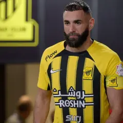Karim Benzema w żółto-czarnej koszulce Al-Ittihad, gdzie gra.