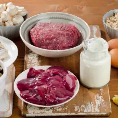 Lebensmittel reich an Vitamin B12, wichtig bei Morbus Meulengracht: Rindfleisch, Leber, Fisch, Eier, Milchprodukte, Pilze.