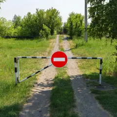 Kto stawia znaki drogowe na osiedlu? Odkryj odpowiedzialność w Twoim rejonie