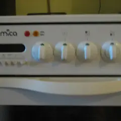Panel sterowania kuchenki Amica. To polska firma, znana z produkcji sprzętu AGD.