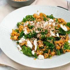 En läcker bulgursallad med grönkål, kikärtor och fetaost, toppad med solrosfrön.