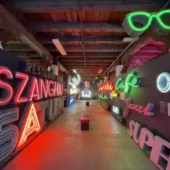 W Muzeum Neonów w Warszawie można podziwiać świetliste napisy, jak "SZANGHAJ SATURN" i "SUPER".