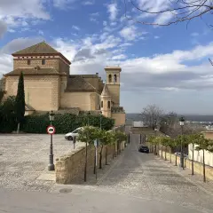 Iglesia y plaza empedrada, un lugar encantador que ver en Aguadulce.