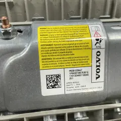 Moduł poduszki powietrznej Volvo, z numerami części i kodem dostawcy. Może być powiązany z błędem DTC U0301 Volvo.