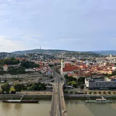 Widok na Bratysławę z zamkiem na wzgórzu i mostem nad Dunajem. Czy warto odwiedzić to miasto? Zdecydowanie tak!