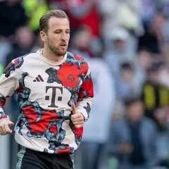 Harry Kane w bluzie z logo Bayernu Monachium przed meczem Union Berlin – Bayern.